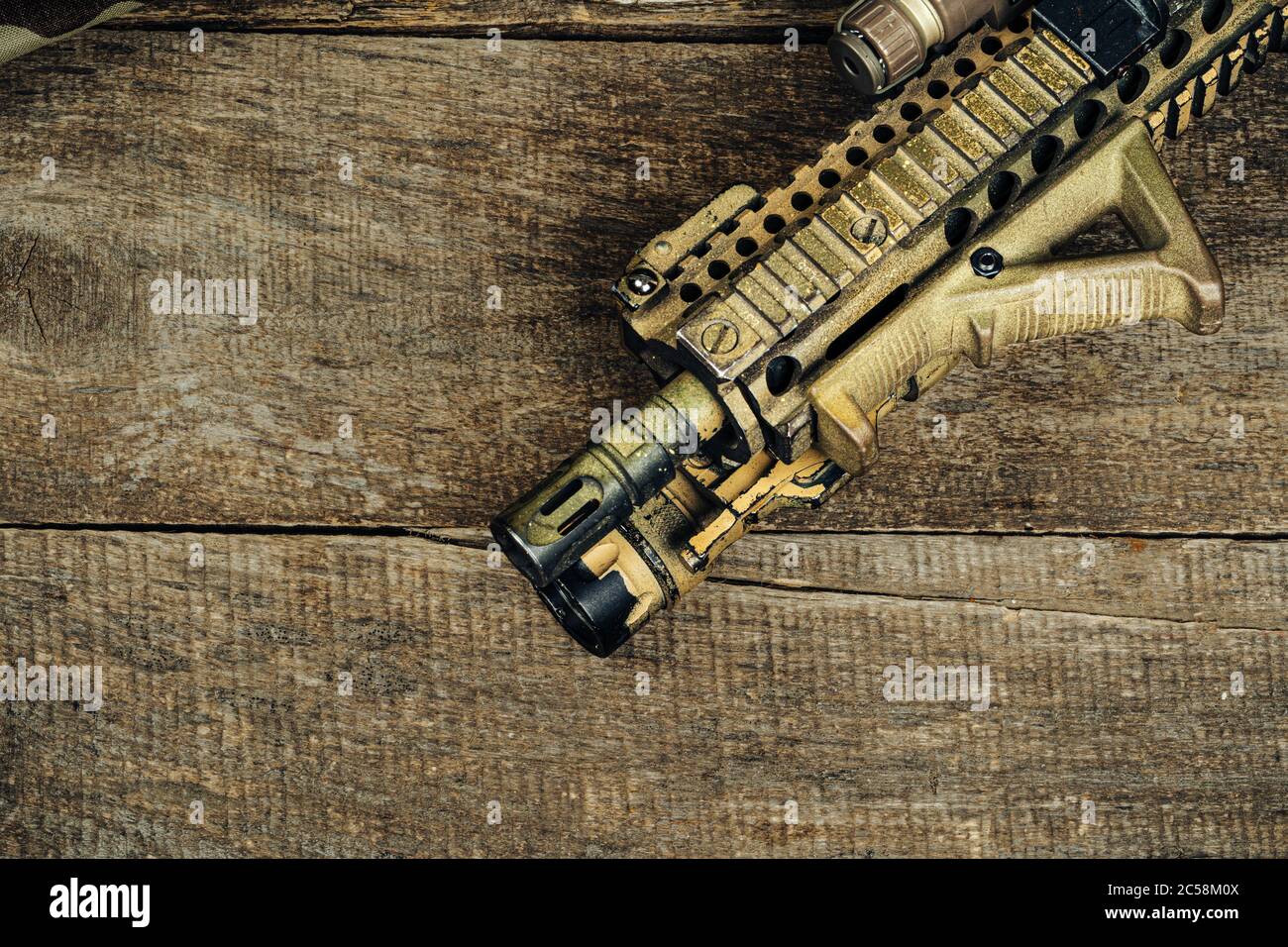 Close up photo of M16 rifle on wooden board Stock Photo - Alamy