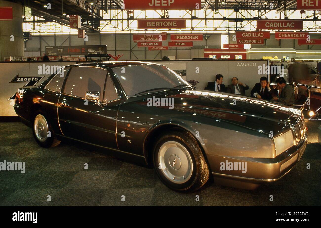 https://c8.alamy.com/comp/2C595W2/zagato-lagonda-rapide-prototype-on-display-at-the-geneva-motor-show-1988-2C595W2.jpg