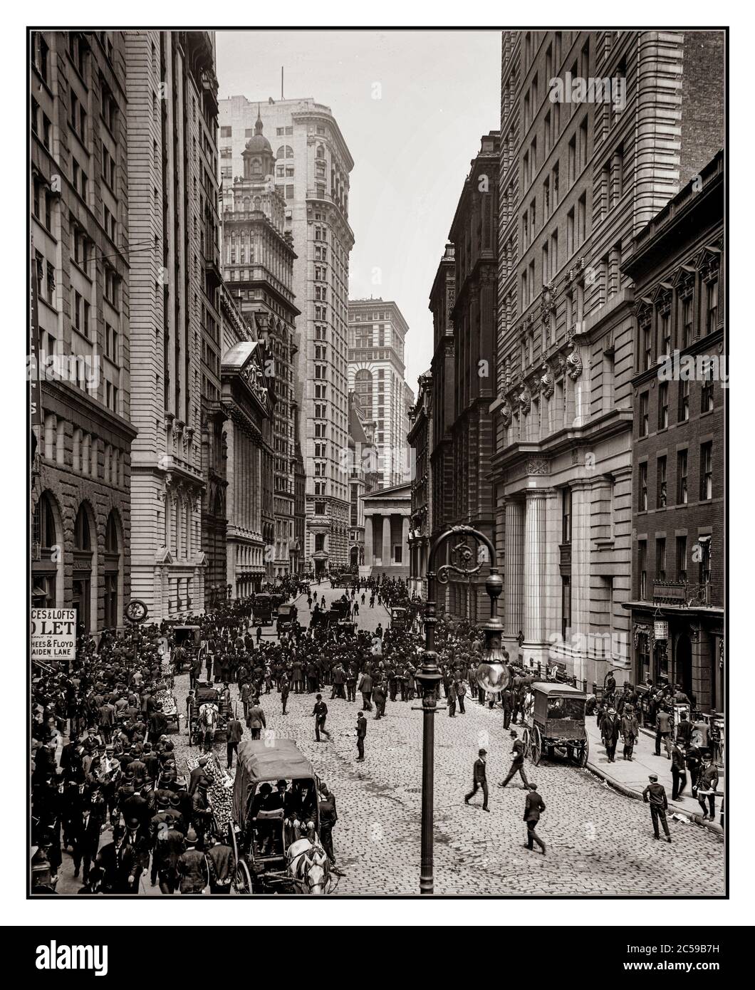 VINTAGE NEW YORK FINANCIAL DISTRICT Broad Street with Curb Exchange brokers and New York Stock Exchange, looking north towards Wall St and Federal Hall. Circa 1900. Archive Broad Street Manhattan New York USA 1900’s Stock Photo