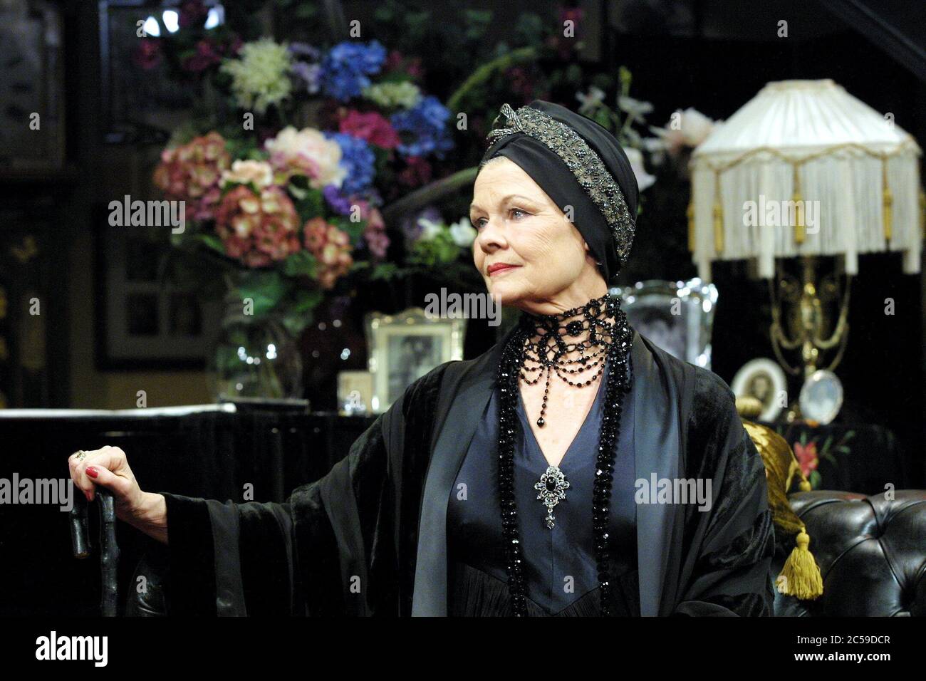 Judi Dench (Fanny Cavendish) in THE ROYAL FAMILY by George S. Kaufman & Edna Ferber at the Theatre Royal Haymarket, London SW1  01/11/2001  design: Anthony Ward  lighting: Jon Buswell  director: Peter Hall Stock Photo