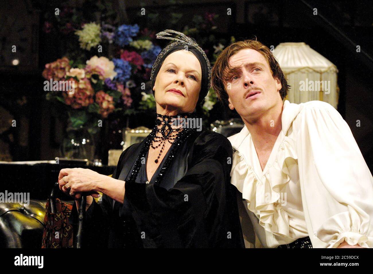 Judi Dench (Fanny Cavendish), Toby Stephens (Anthony Cavendish) in THE ROYAL FAMILY by George S. Kaufman & Edna Ferber at the Theatre Royal Haymarket, London SW1  01/11/2001  design: Anthony Ward  lighting: Jon Buswell  director: Peter Hall Stock Photo