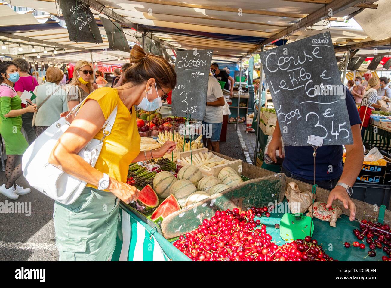 France, Val de Marne, Saint Mande, the market during sanitary measures from to Covid19 Stock Photo