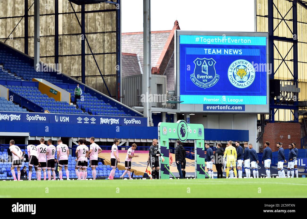 Both teams line up before the Premier League match at Goodison Park,  Liverpool Stock Photo - Alamy