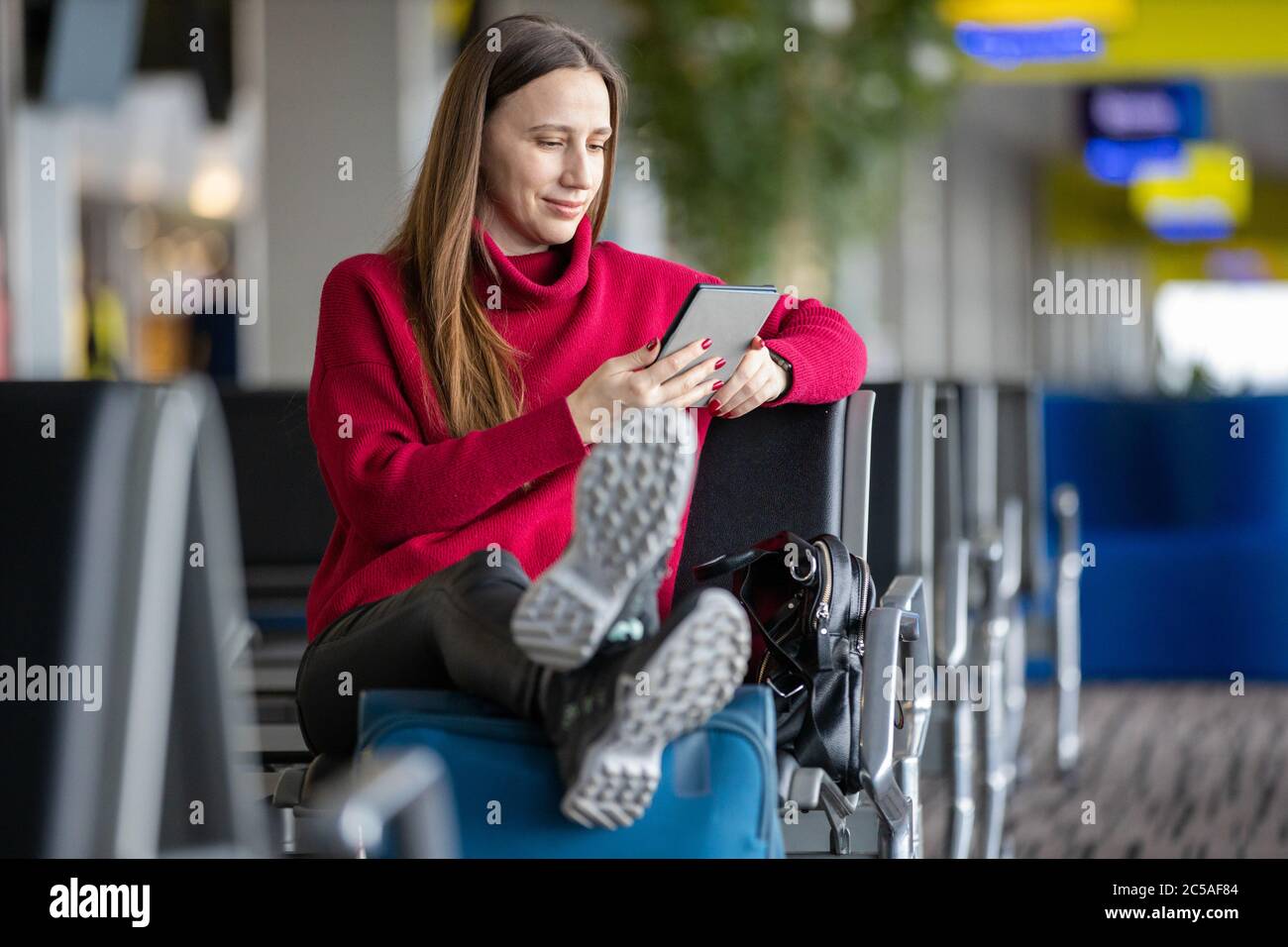 Airport reading book hi-res stock photography and images - Alamy