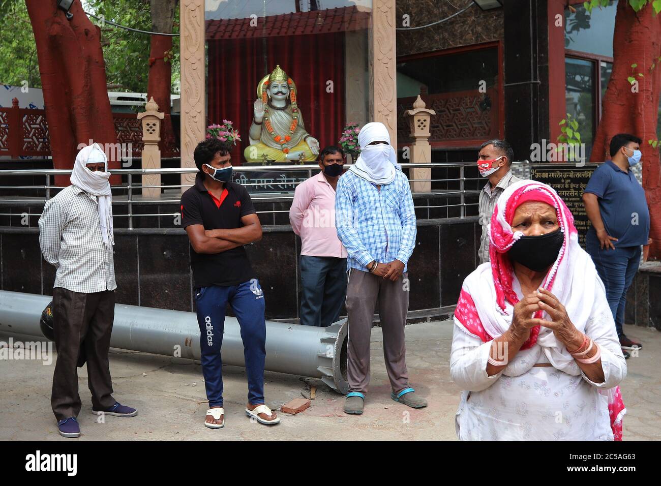 Relatives of a man who has died due to coronavirus mourn during the  cremation at Nigambodh Ghat crematorium in New Delhi Stock Photo - Alamy