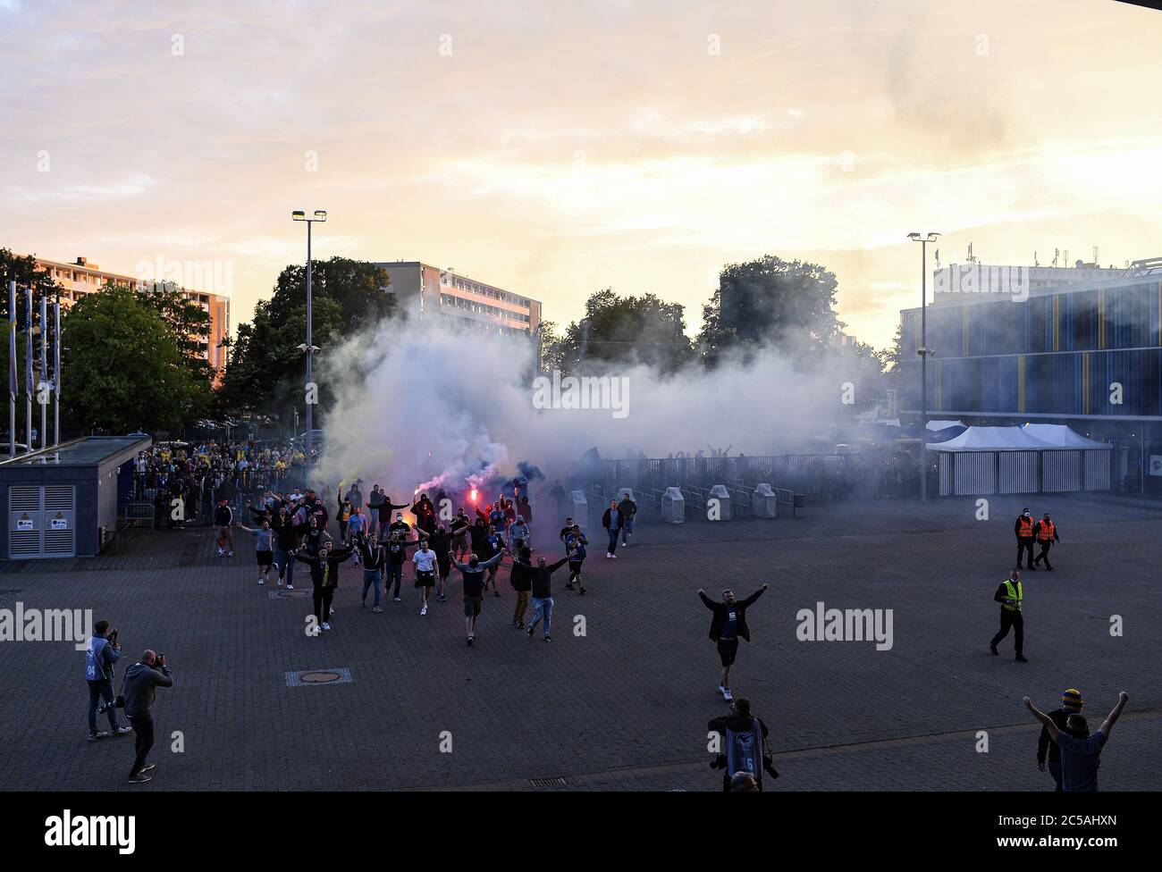Pyro after 1 3 hi-res stock photography and images - Alamy