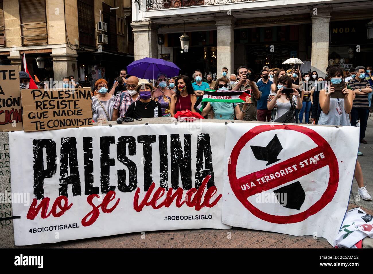 Madrid, Spain. 1st July, 2020. People protest against West Bank annexation plans in front of the Ministry of Foreign Affairs supporting the Palestinian people. Credit: Marcos del Mazo/Alamy Live News Stock Photo