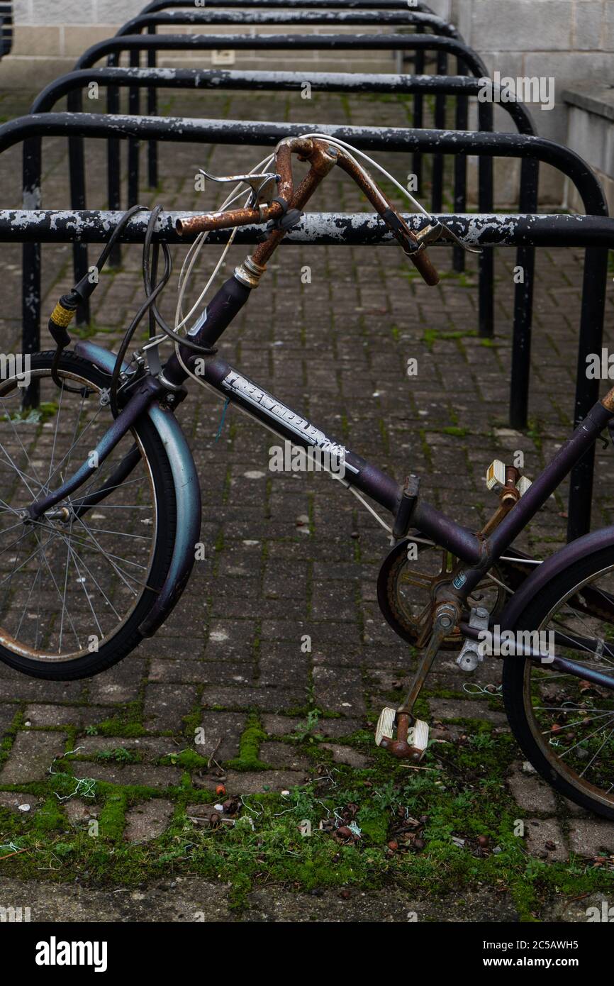 Old bike at railings hi res stock photography and images Alamy