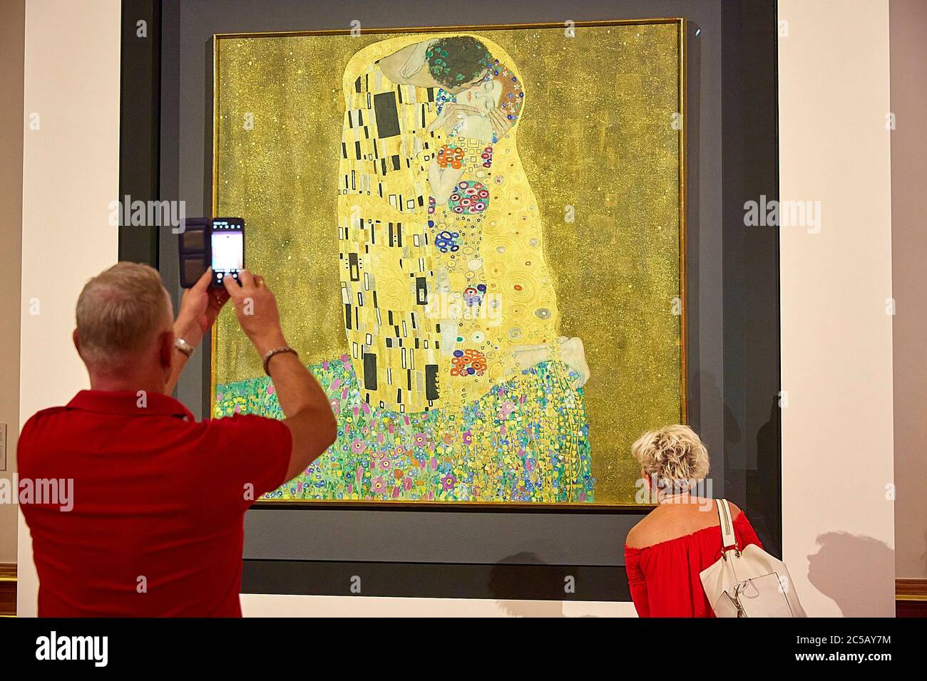Vienna, Austria. 1st July, 2020. People view The Kiss (Lovers) by Gustav Klimt at the Upper Belvedere in Vienna, Austria, on July 1, 2020. The Upper Belvedere reopened to visitors on Wednesday after a temporary closure due to the COVID-19 pandemic. Credit: Georges Schneider/Xinhua/Alamy Live News Stock Photo