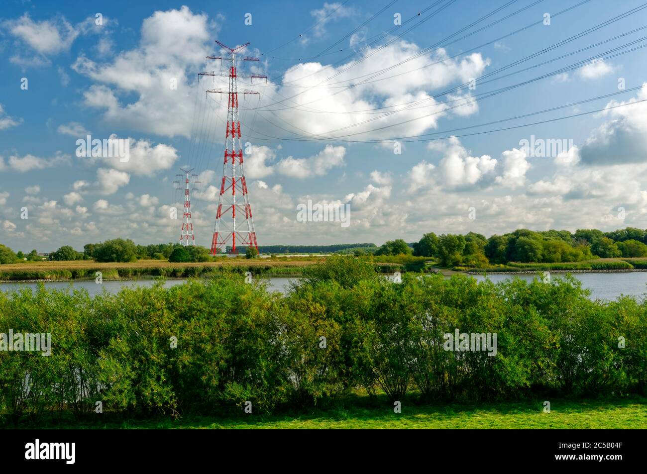 Elbe crossing 1: transmission tower on river Elbe, view from southern riverside near Twielenfleth, Lower Saxony, Germany Stock Photo