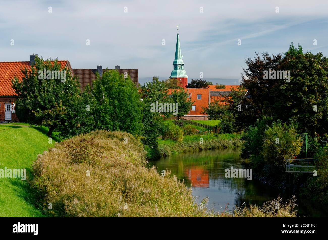 Steinkirchen in Altes Land: View with river Lühe and steeple of church St. Martini et Nicola, district of Stade, Lower Saxony, Germany Stock Photo