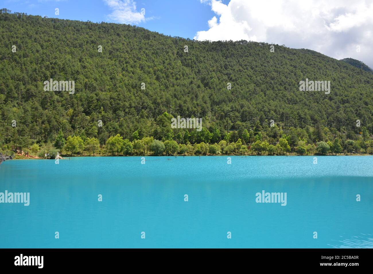 blue lake and green mountain under the blue sky with white clouds Stock ...