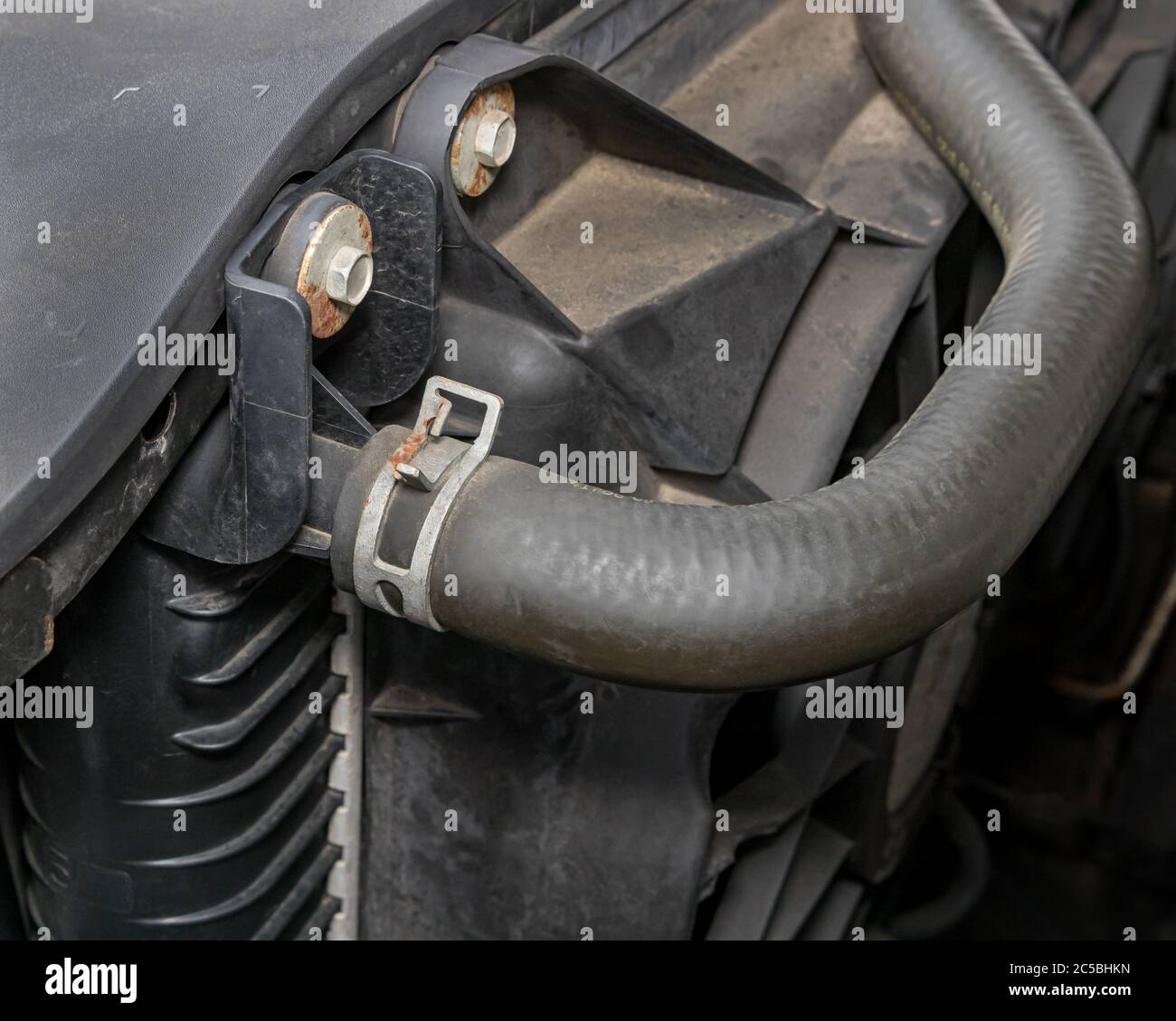 Schlauch anschließen, der das Auto kühler mit dem Motor, im Hintergrund der  Motorraum Stockfotografie - Alamy