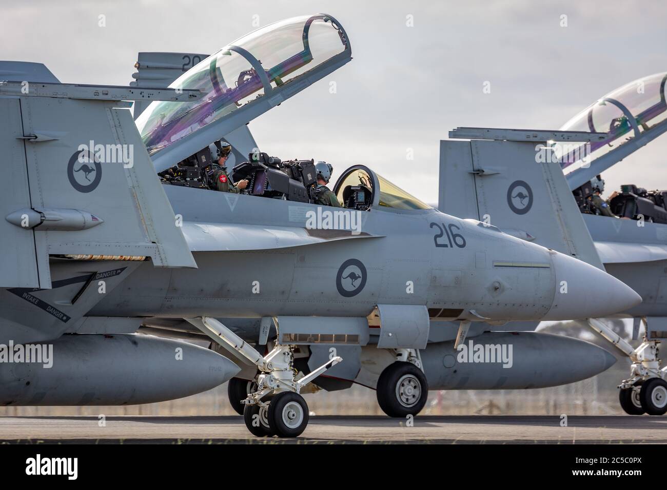 Megalopolis udgifterne Australsk person Royal Australian Air Force (RAAF) Pilot and Weapons System Officer (WSO) in  the cockpit of a Boeing F/A-18F Super Hornet multirole fighter aircraft  Stock Photo - Alamy