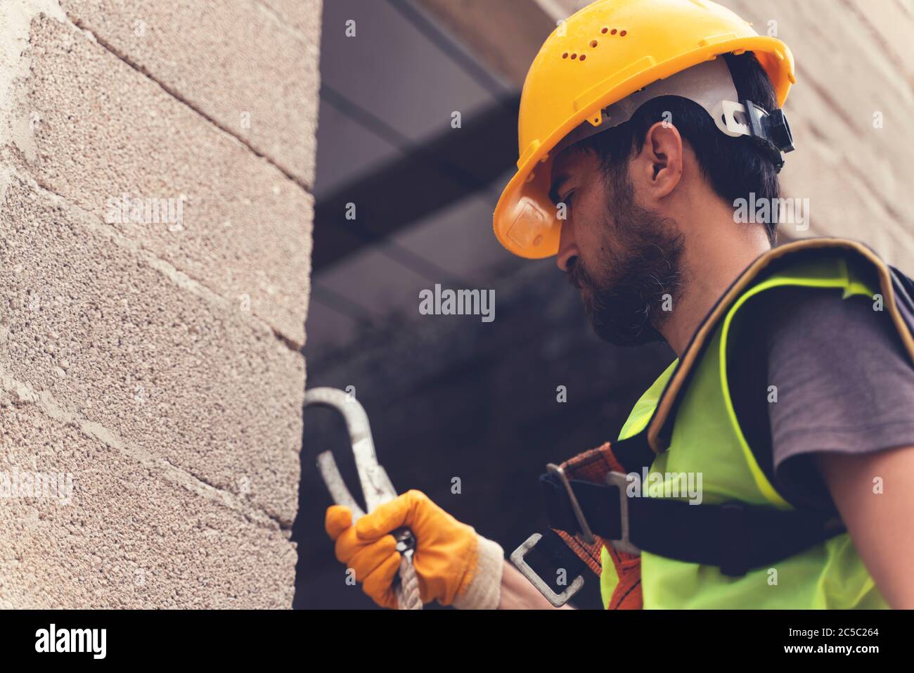 Safety harness and workers hi-res stock photography and images - Alamy