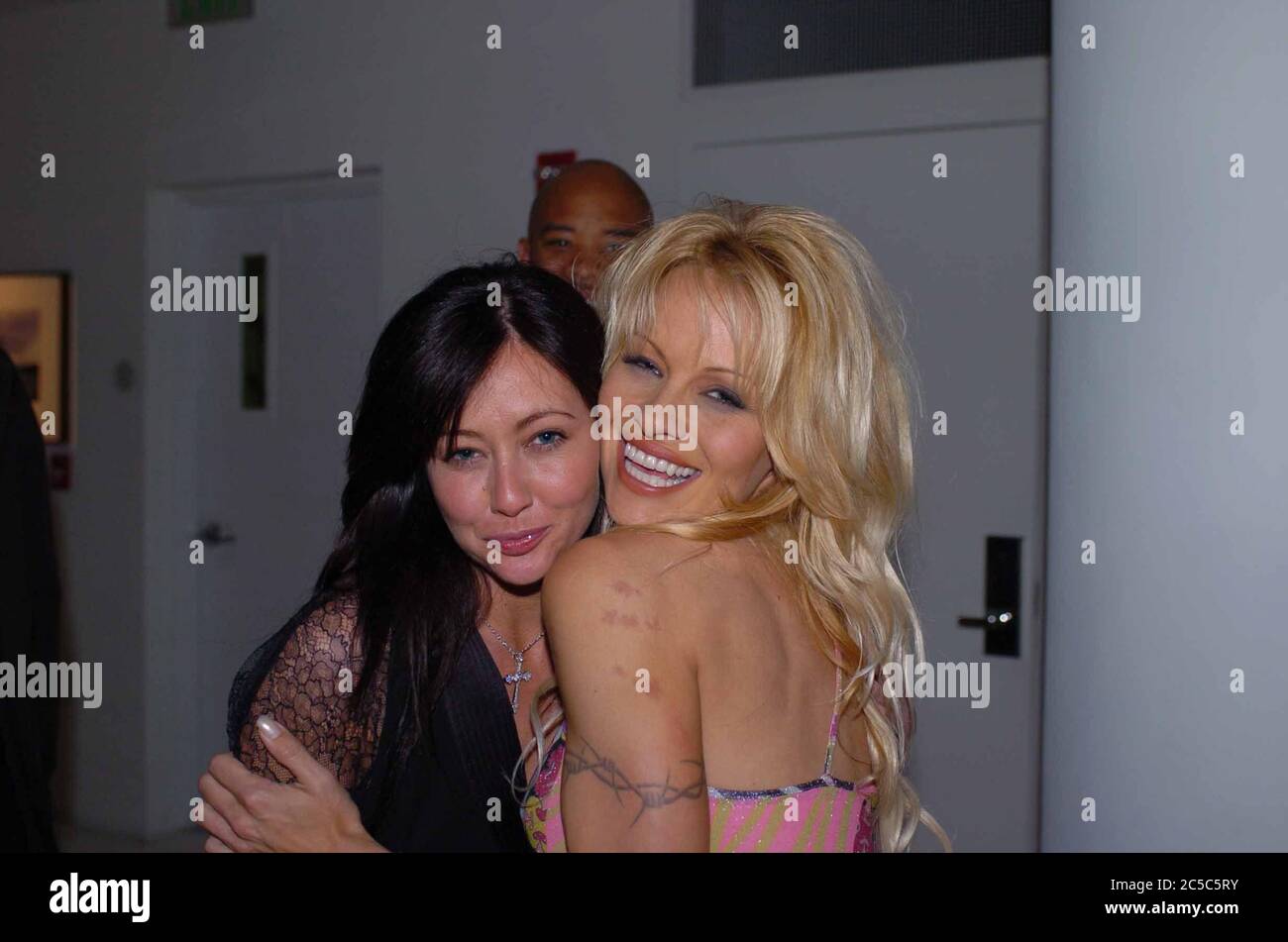 United States Of America. 19th Feb, 2004. MIAMI BEACH, FL - FEBRUARY 19: (EXCLUSIVE COVERAGE) shannen doherty, Pamela Anderson on February 19, 2004 in Miami, Florida People: shannen doherty, Pamela Anderson Credit: Storms Media Group/Alamy Live News Stock Photo