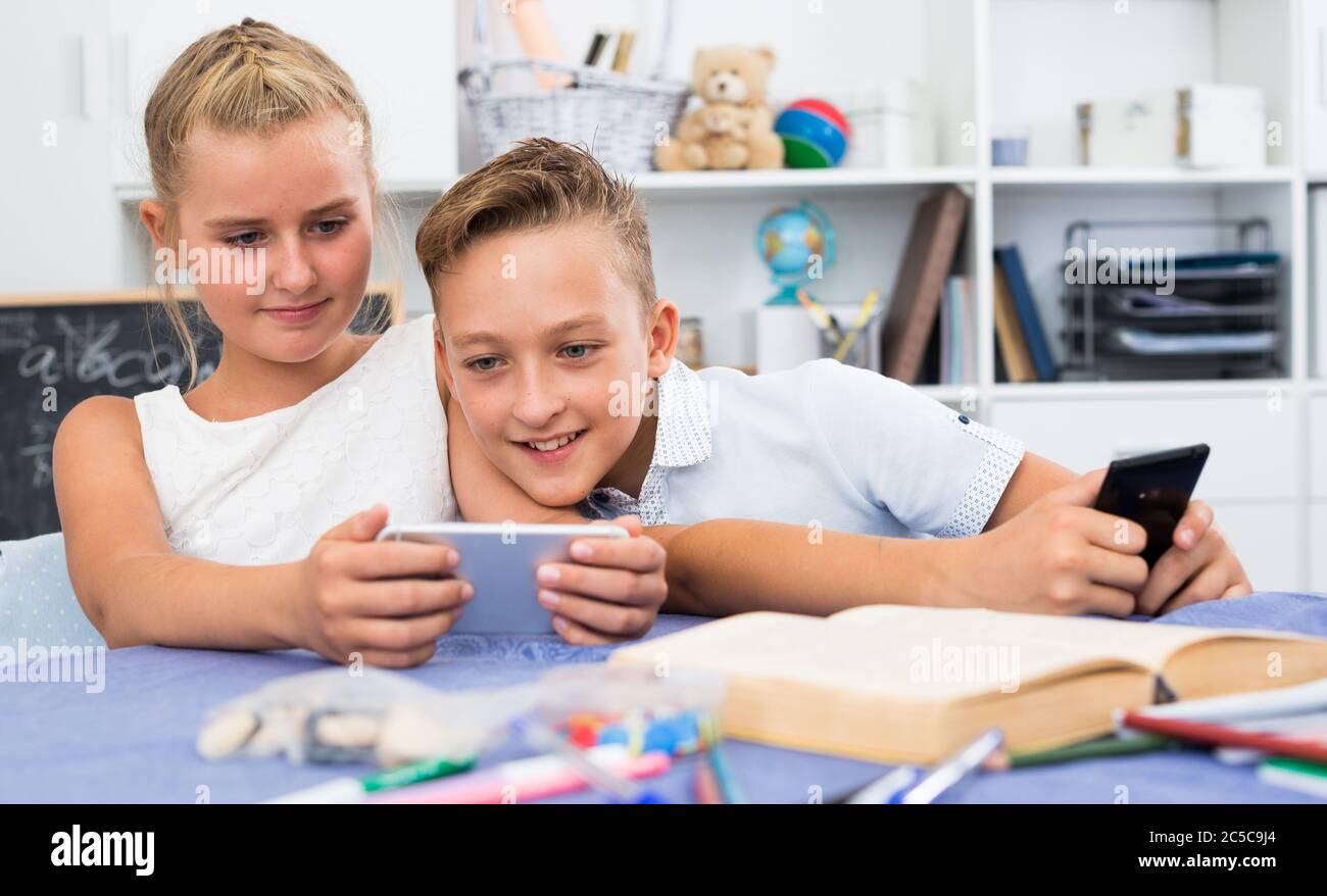 Брат и сестра идут в школу. Брат и сестра школьники. Парные картинки для брата и сестры. Брат мультяшный. Брат и сестра разговаривают.