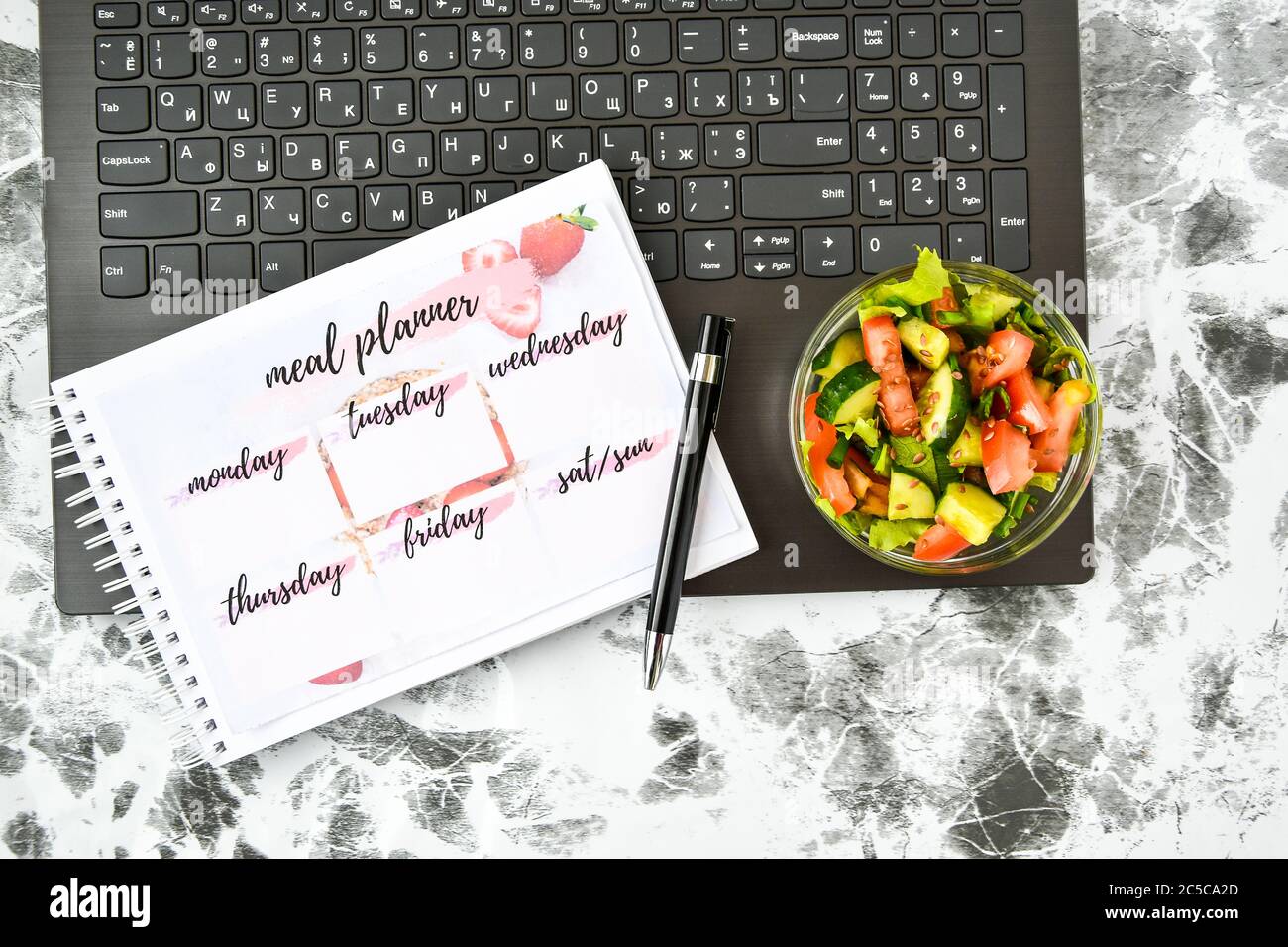 A meal plan for a week. Bowl with vegetable salad in the workplace near the  computer. Lunch in the office during a break between work Stock Photo -  Alamy