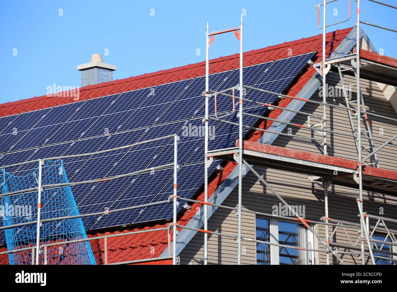 Montage einer Photovoltaikanlage Stock Photo