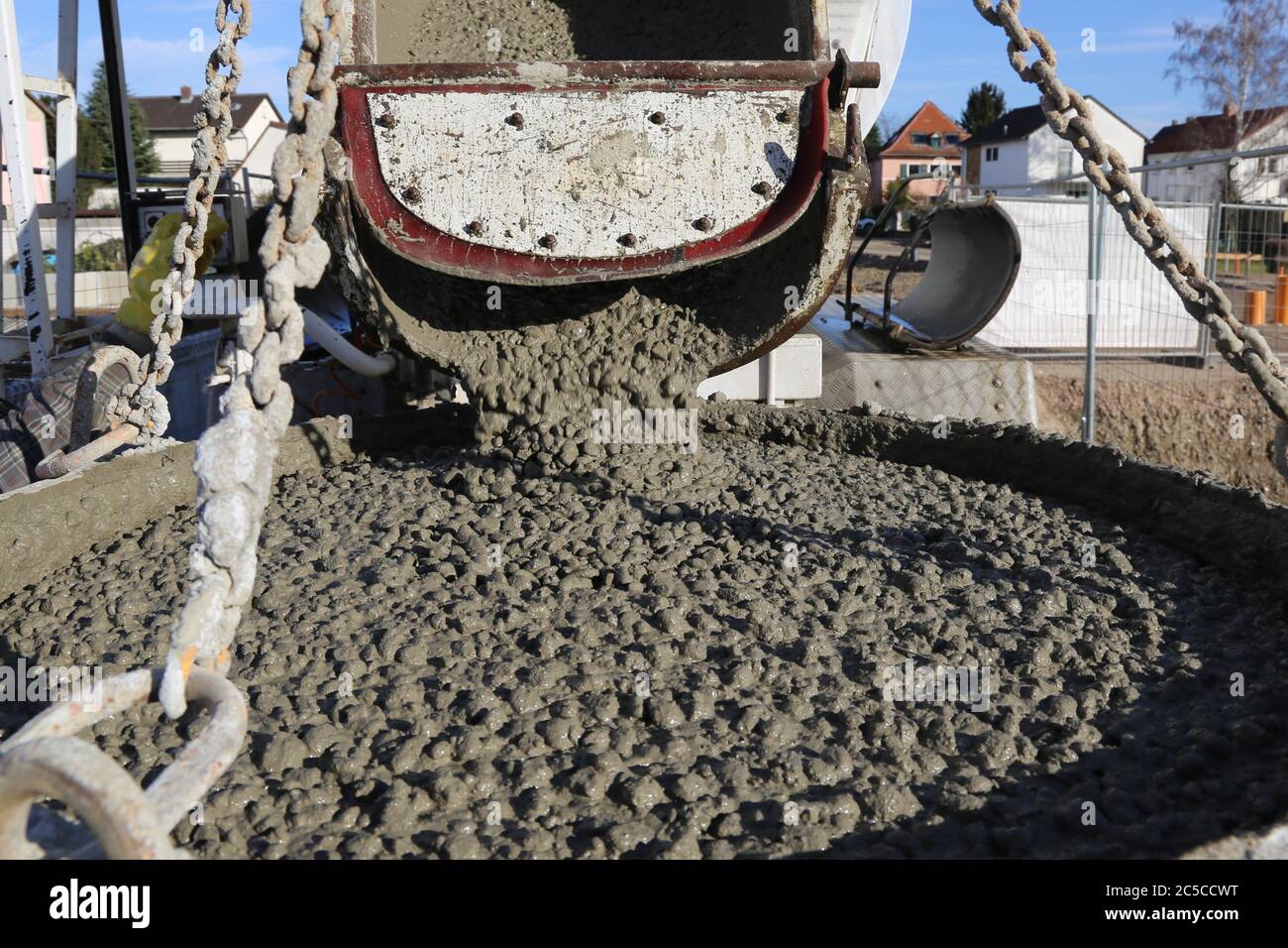 Fahrmischer (LKW) liefert Frischbeton zur Baustelle (Truck mixer delivers fresh concrete to the construction site) Stock Photo