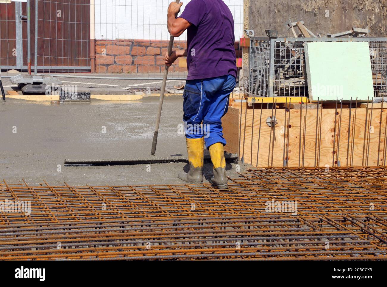 Betonieren einer Bodenplatte mit Fertigbeton bzw. Transportbeton auf der Baustelle eines Wohnhauses Stock Photo