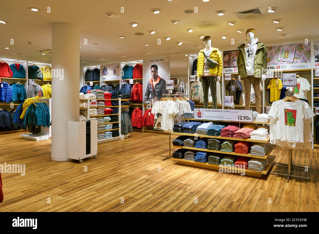 Uniqlo store interior hi-res stock photography and images - Alamy