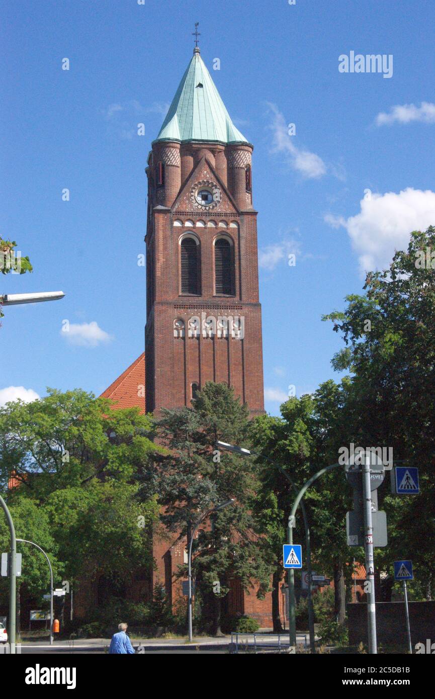 Die Kirche 'Maria, Hilfe der Christen' in der Flankenschanze Ecke Galenstraße in Berlin-Spandau. Stock Photo