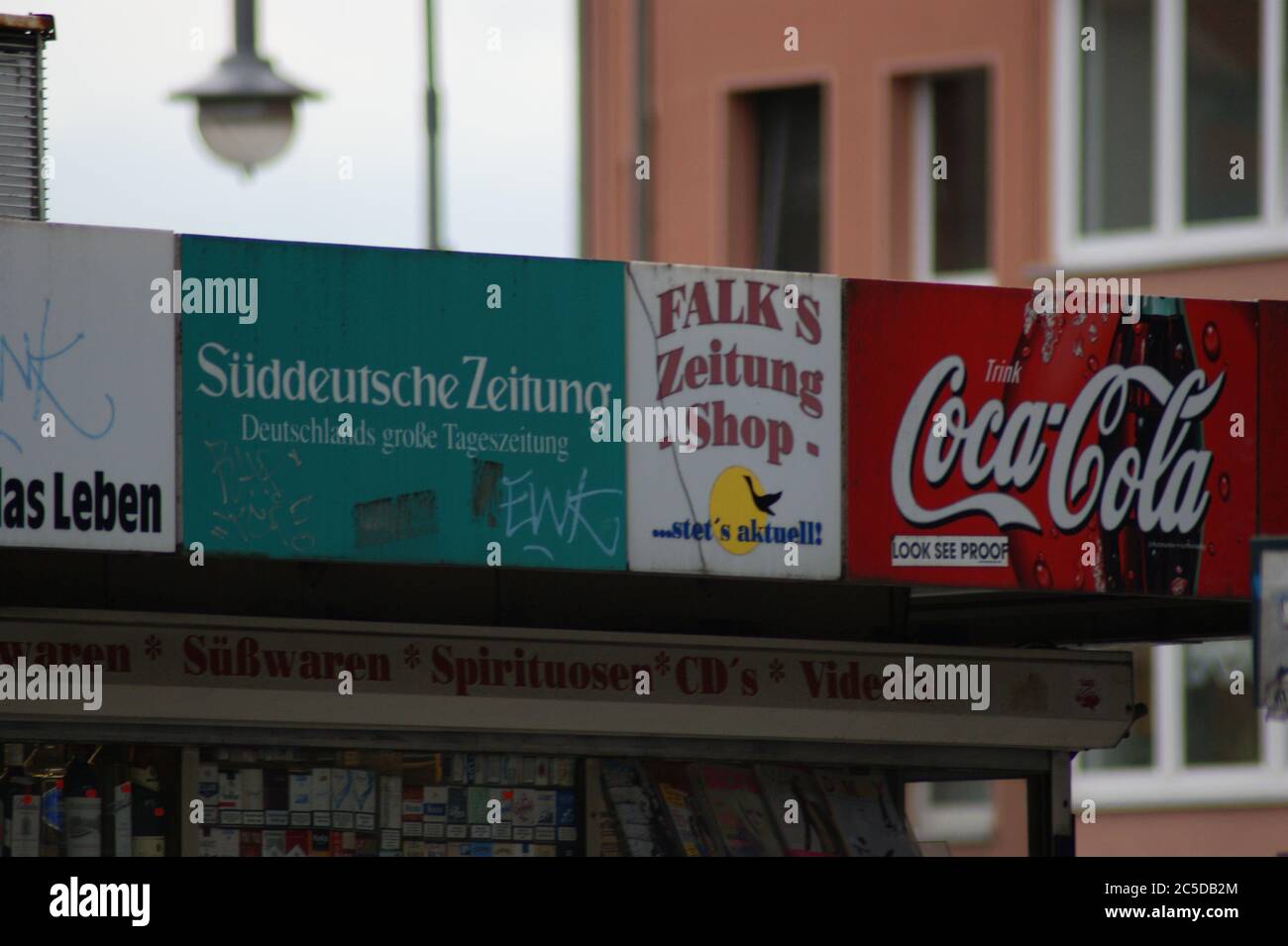 Ein Kiosk, der in seiner Leuchtschrift mit einem 'Deppenapostroph' darauf aufmerksam macht, er wäre 'stet's' aktuell. Stock Photo