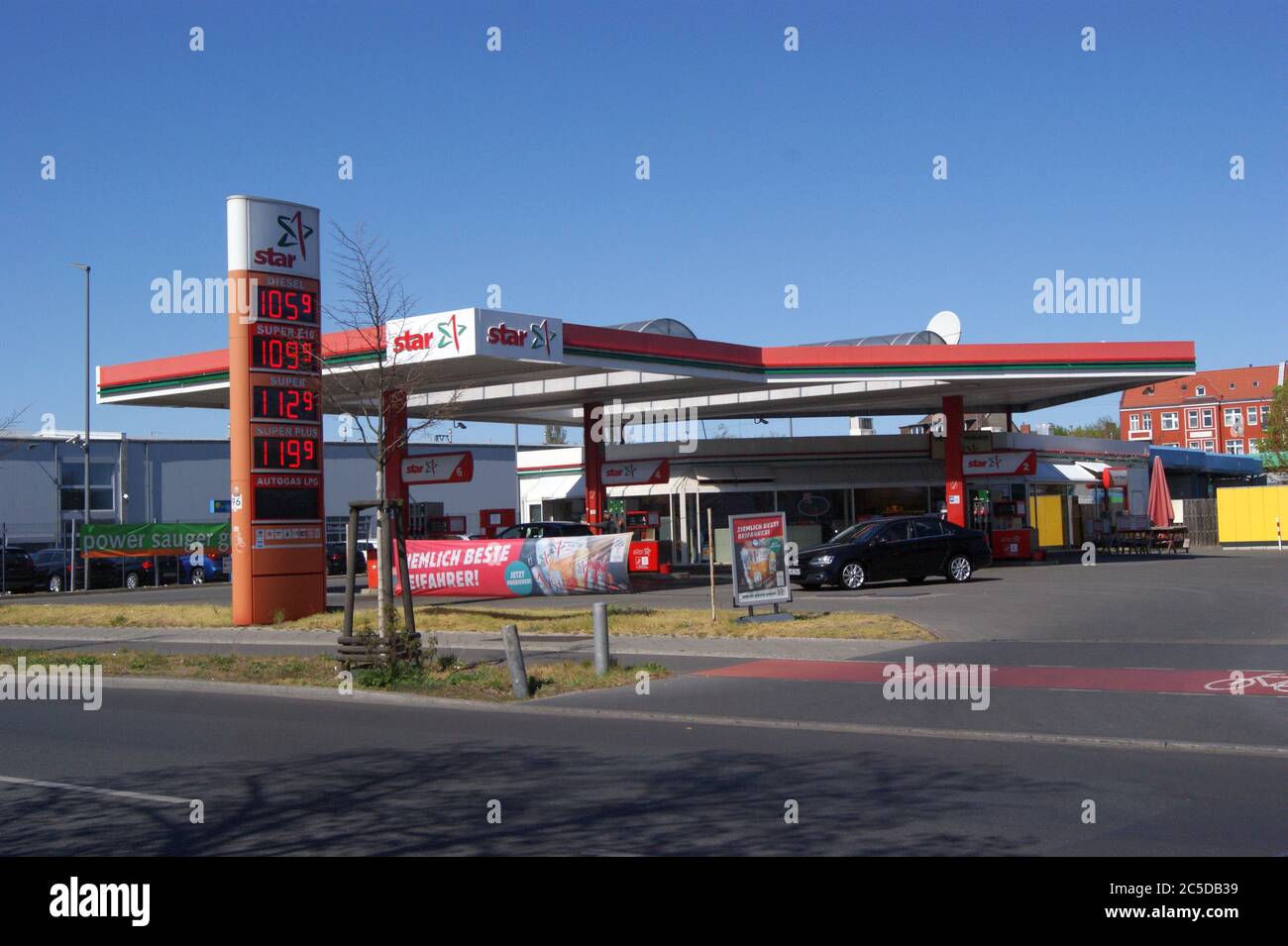 Star-Tankstelle am Brunsbütteler Damm in Berlin-Spandau. Stock Photo