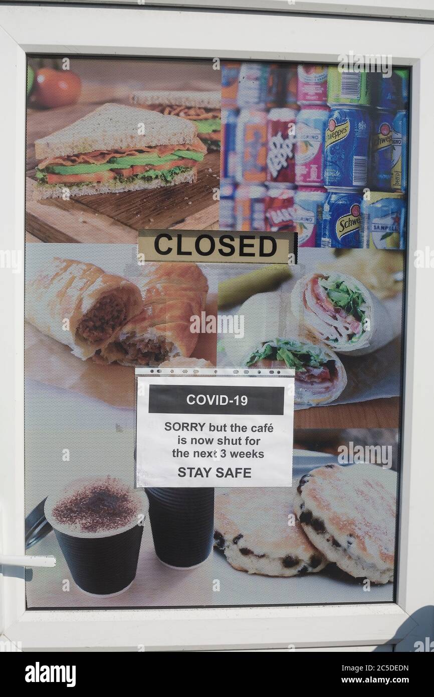 Closed notice on cafe door on Kenfig industrial estate, in the hope the closure would be for 3 weeks, the initial period of the pandemic lockdown Stock Photo