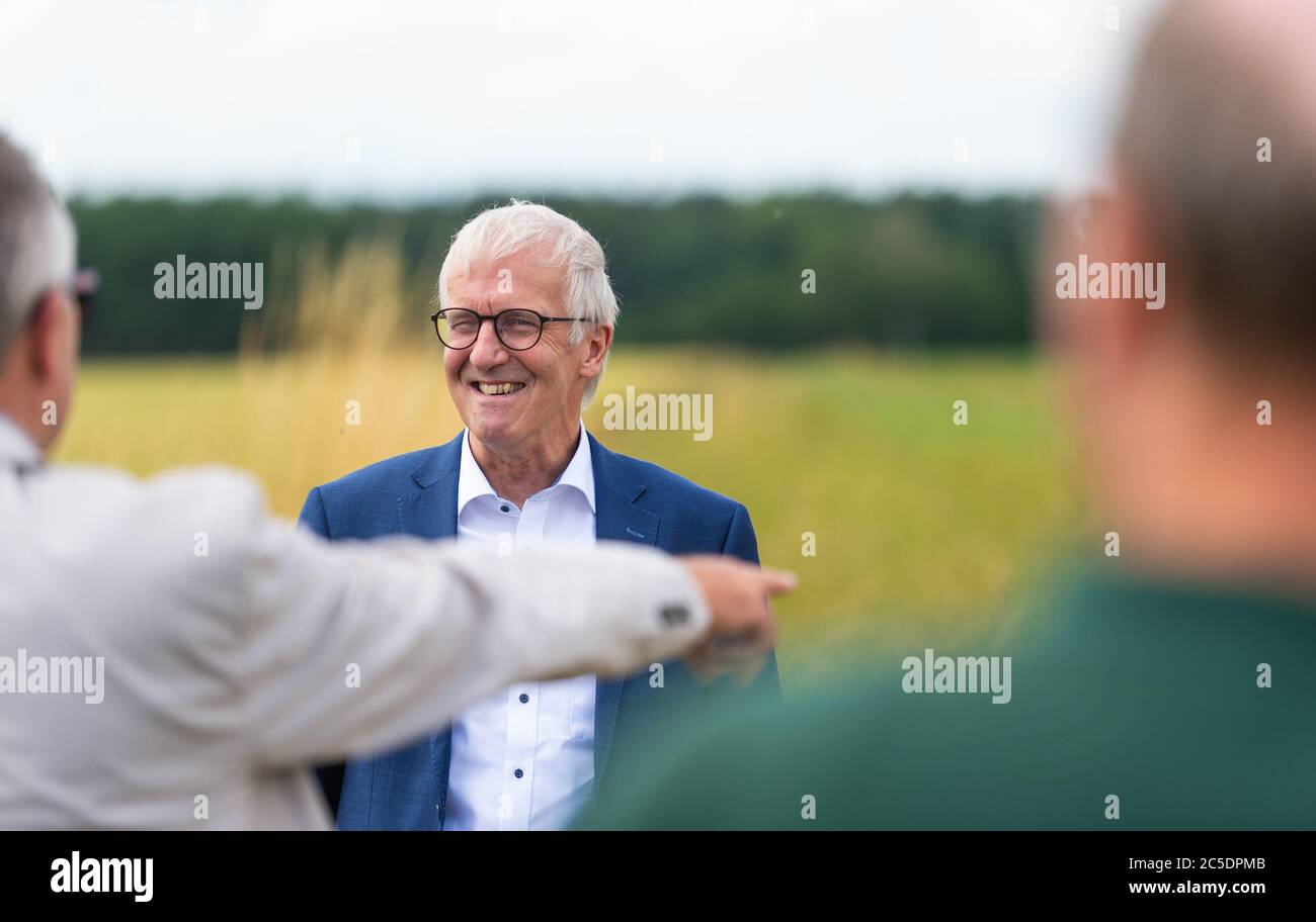 02 July 2020, Lower Saxony, Veerßen: Albert Schulte to Brinke (M), President of the Professional Association of the Rural People of Lower Saxony, meets with farmers from the Rural People of Lower Saxony during a field inspection. Photo: Philipp Schulze/dpa Stock Photo