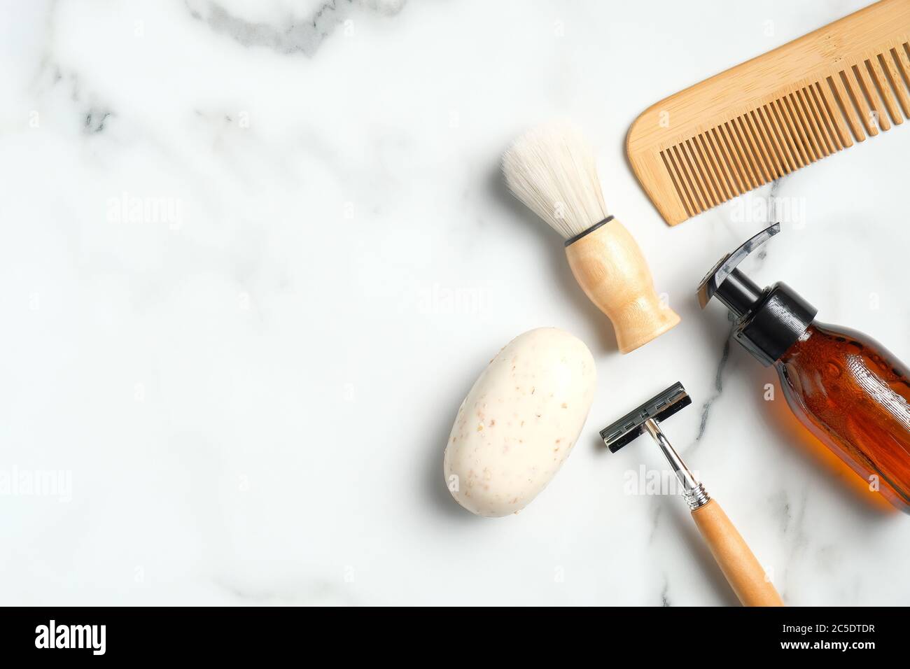 Bestemt Normal Flyve drage Shaving accessories for man on marble table. Flat lay composition with  handmade soap, razor, shaving brush, bottle with foam gel, wooden hair comb  Stock Photo - Alamy
