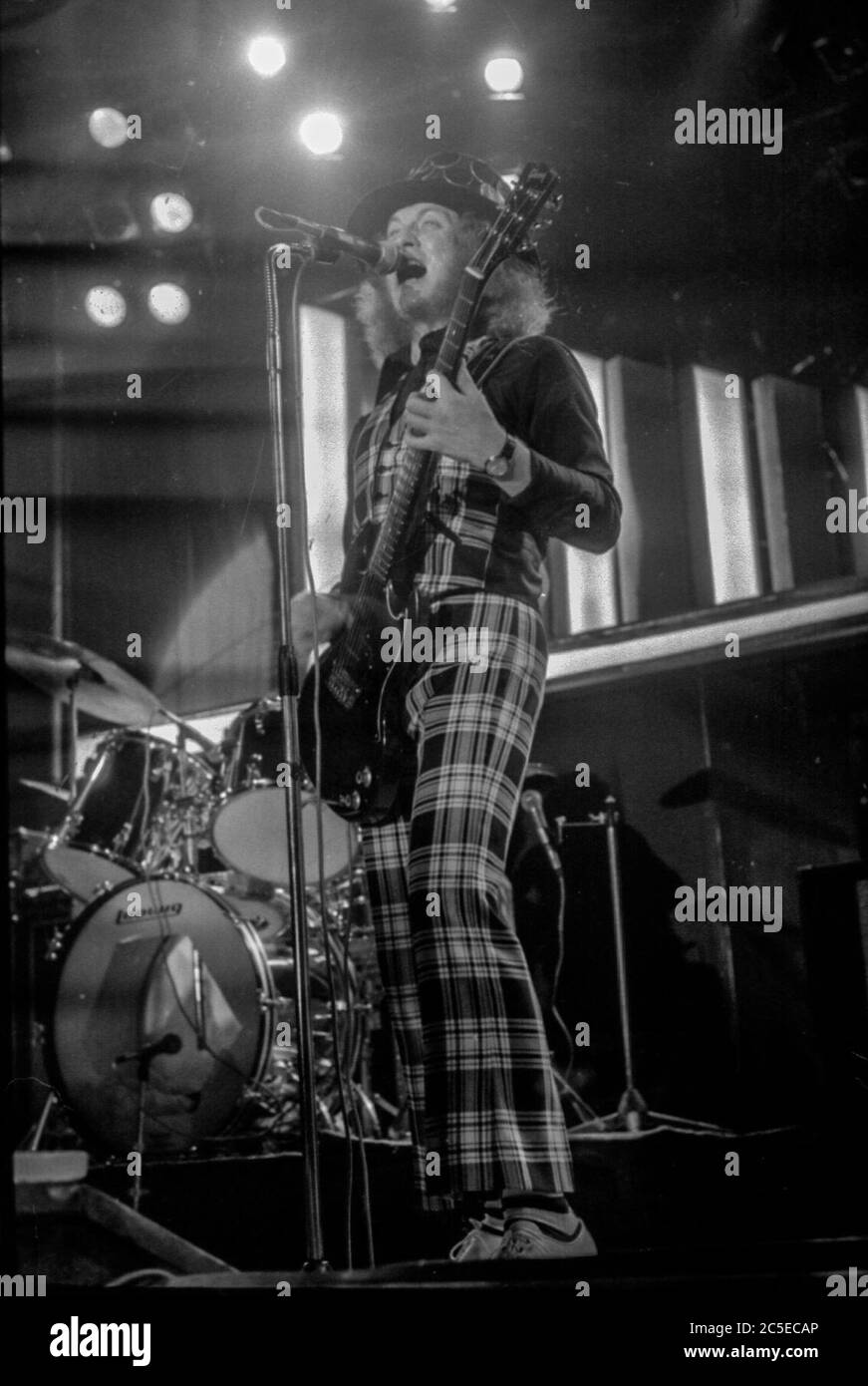 Noddy Holder singing on stage or in a studio with the glam rock band Slade in the1970s Stock Photo