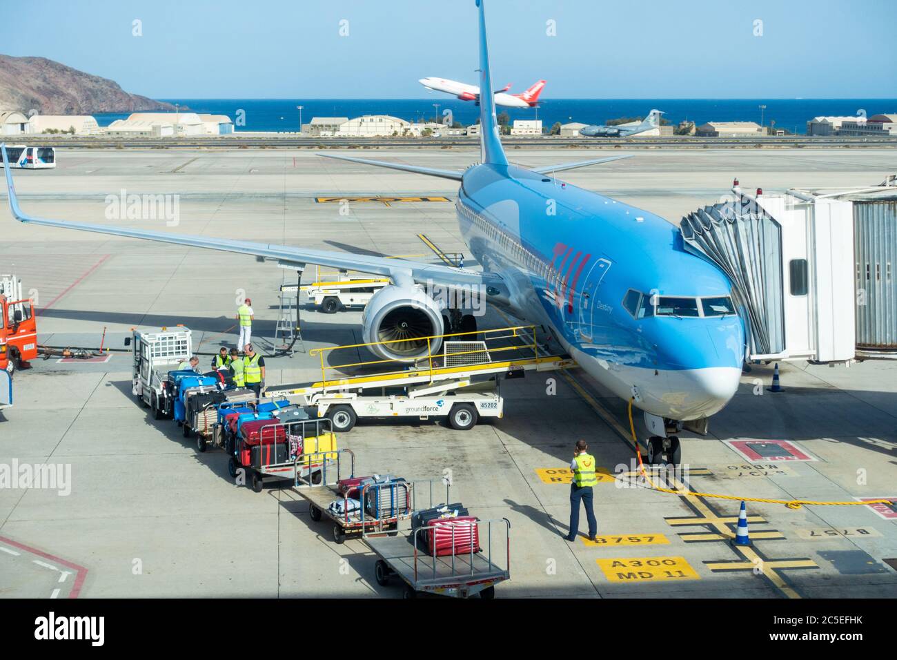Tun Baggage Handler Hi res Stock Photography And Images Alamy