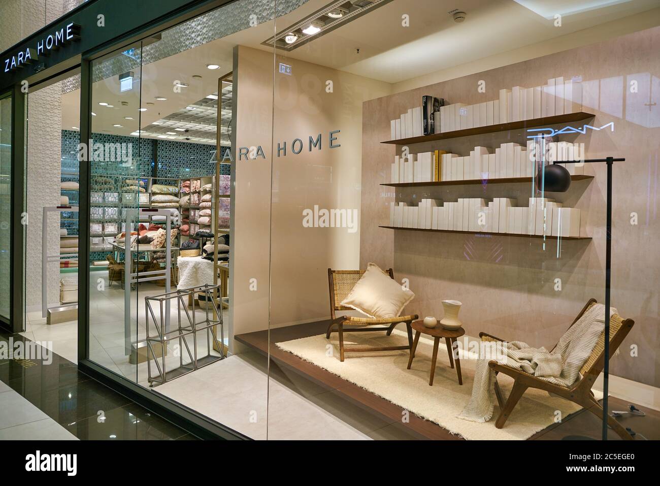 Zara storefront hi-res stock photography and images - Alamy
