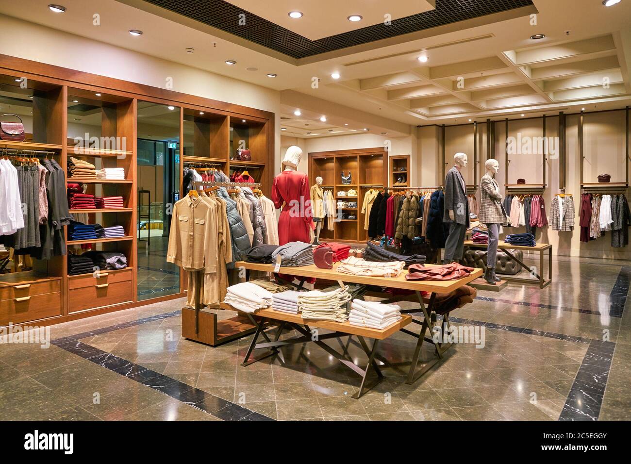 Massimo dutti boutique hi-res stock photography and images - Alamy