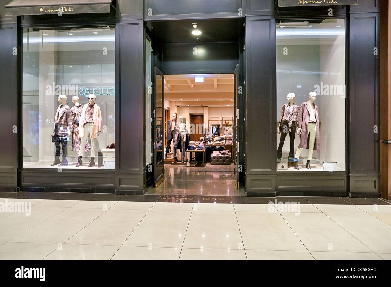 Shopping shop massimo dutti hi-res stock photography and images - Alamy