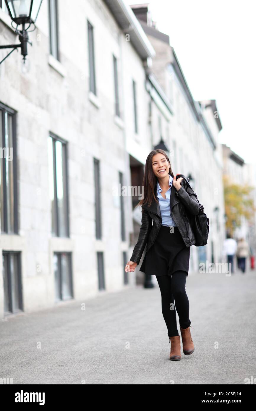 Девушка идёт по улице со спины. Люди на улице. Женщина гуляет по городу. Женщина идет. Девушка в платье идет.