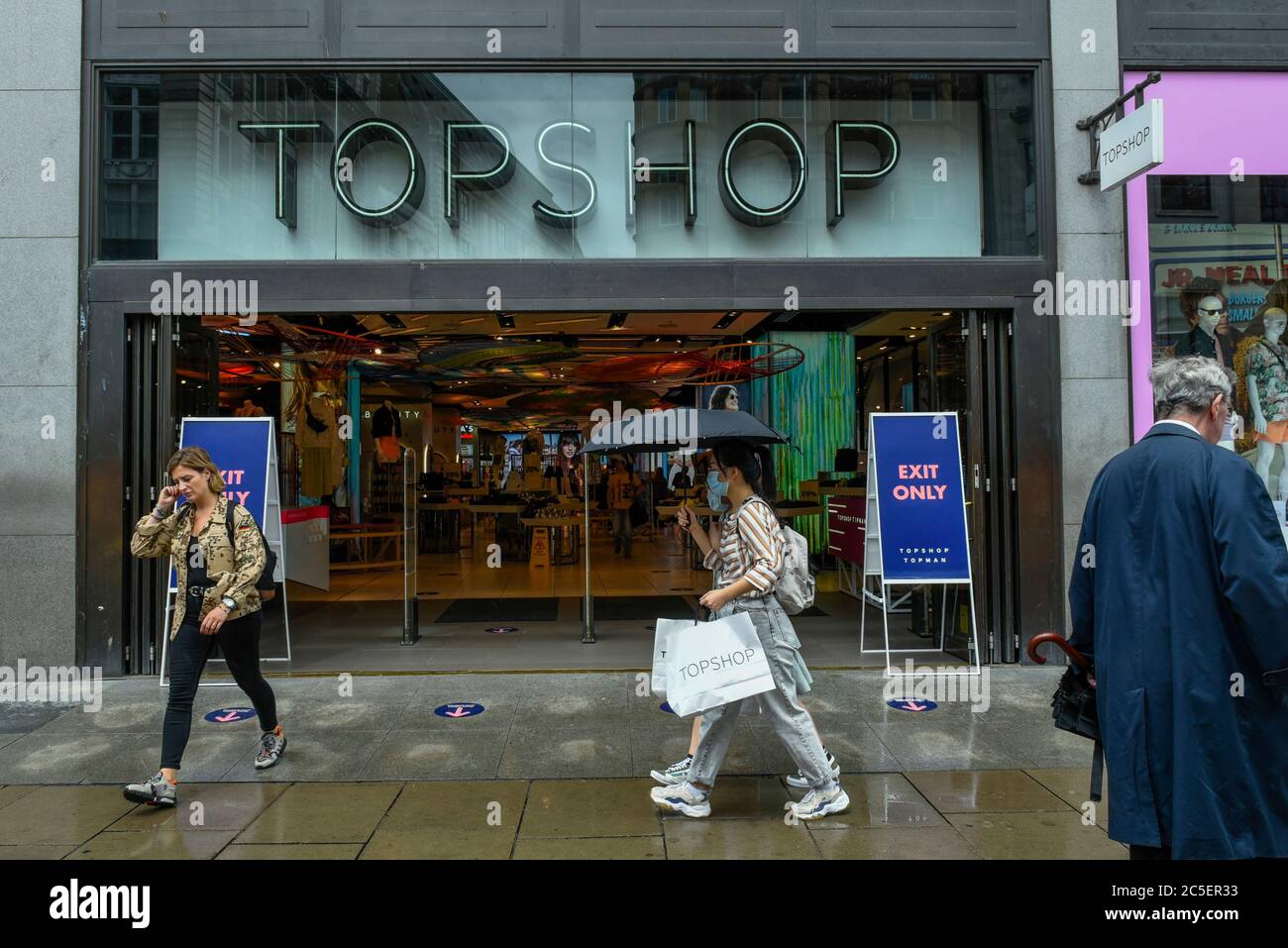 Employees office entrance hires stock photography and images Alamy