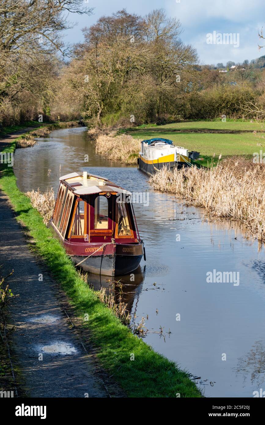 Narrowboat pulled by a horse hi-res stock photography and images - Alamy
