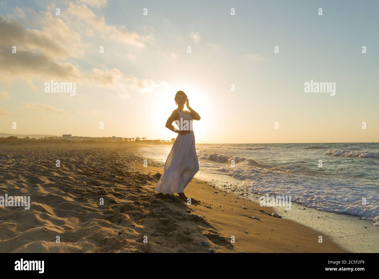 Идти по берегу предложение. Влюбленные на берегу моря. Человек на берегу моря. Пара на море. Прогулка по пляжу на закате.