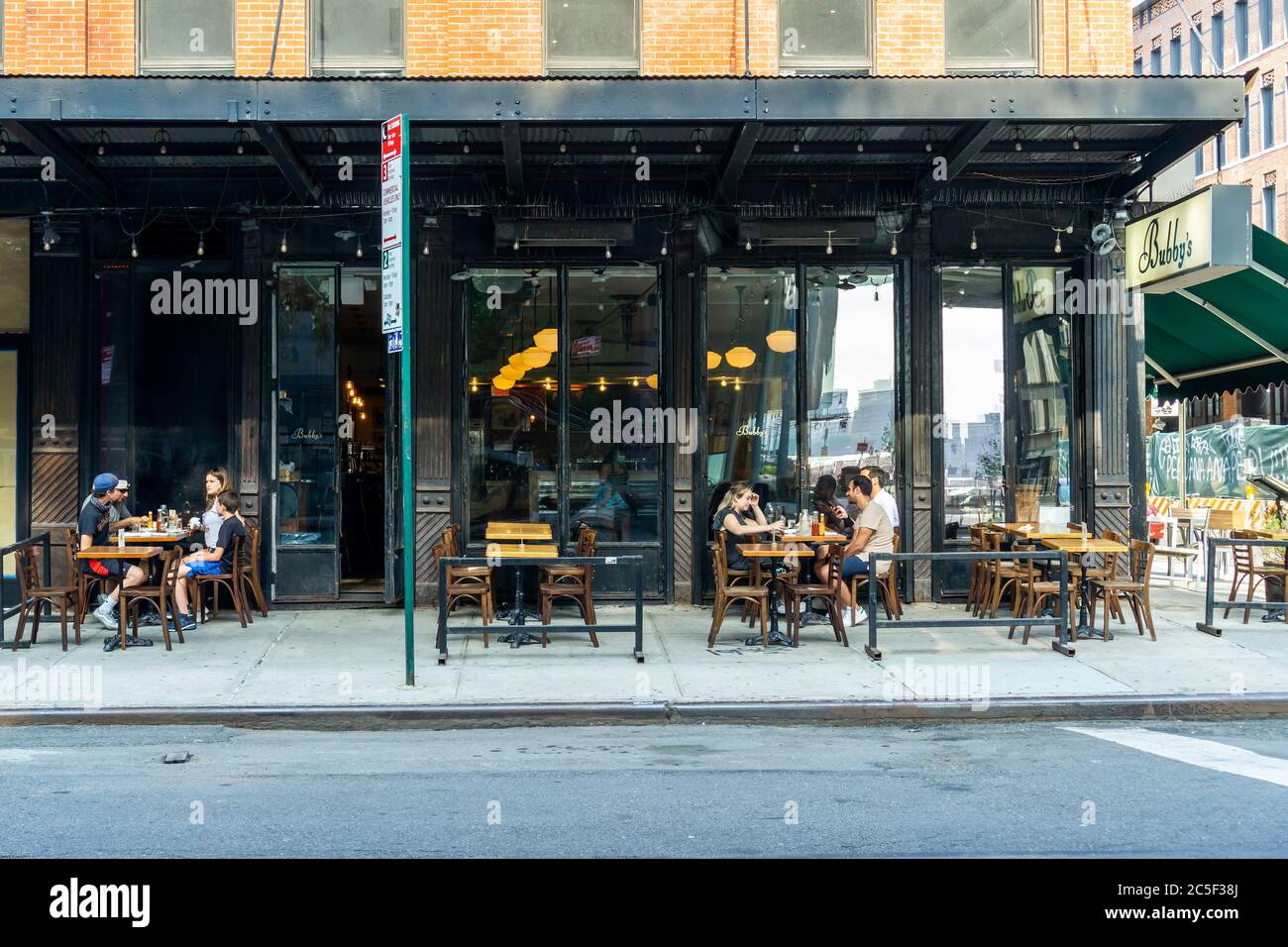 Bubby’s restaurant in the Meatpacking District in New York commences outdoor dining on Tuesday, June 23, 2020 as Phase Two of the city’s reopening plan takes effect. Al fresco dining is now allowed with restrictions as well as in store shopping. (© Richard B. Levine) Stock Photo