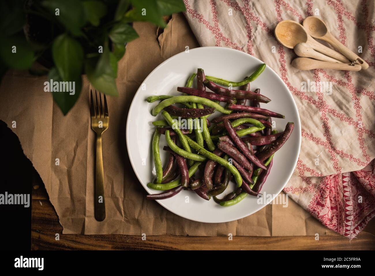 Green beans on plate hi-res stock photography and images - Alamy