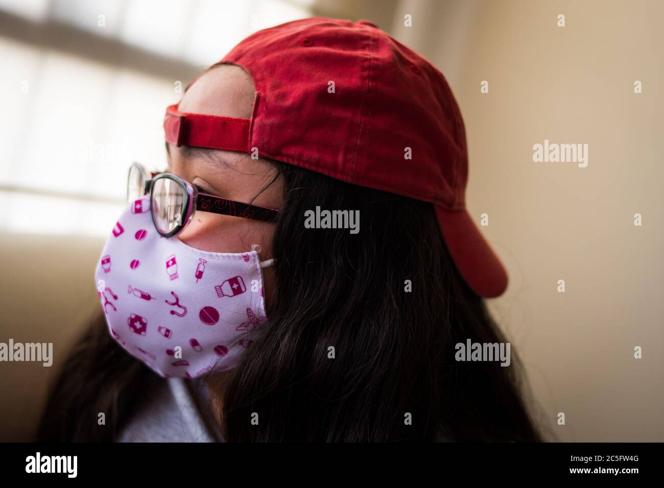 Girl medical mask hi-res stock photography and images - Alamy