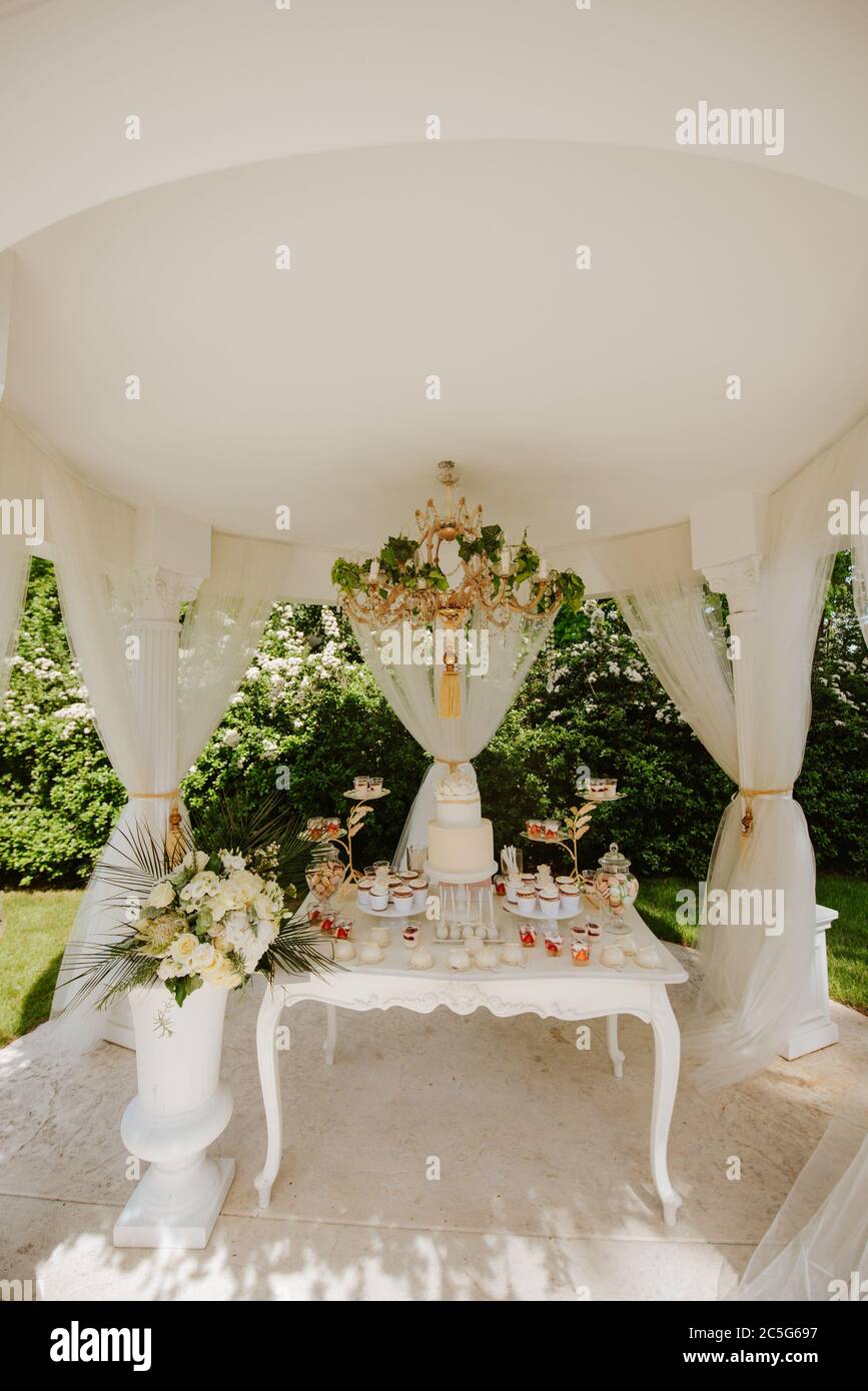 Sweet table at the wedding Stock Photo - Alamy
