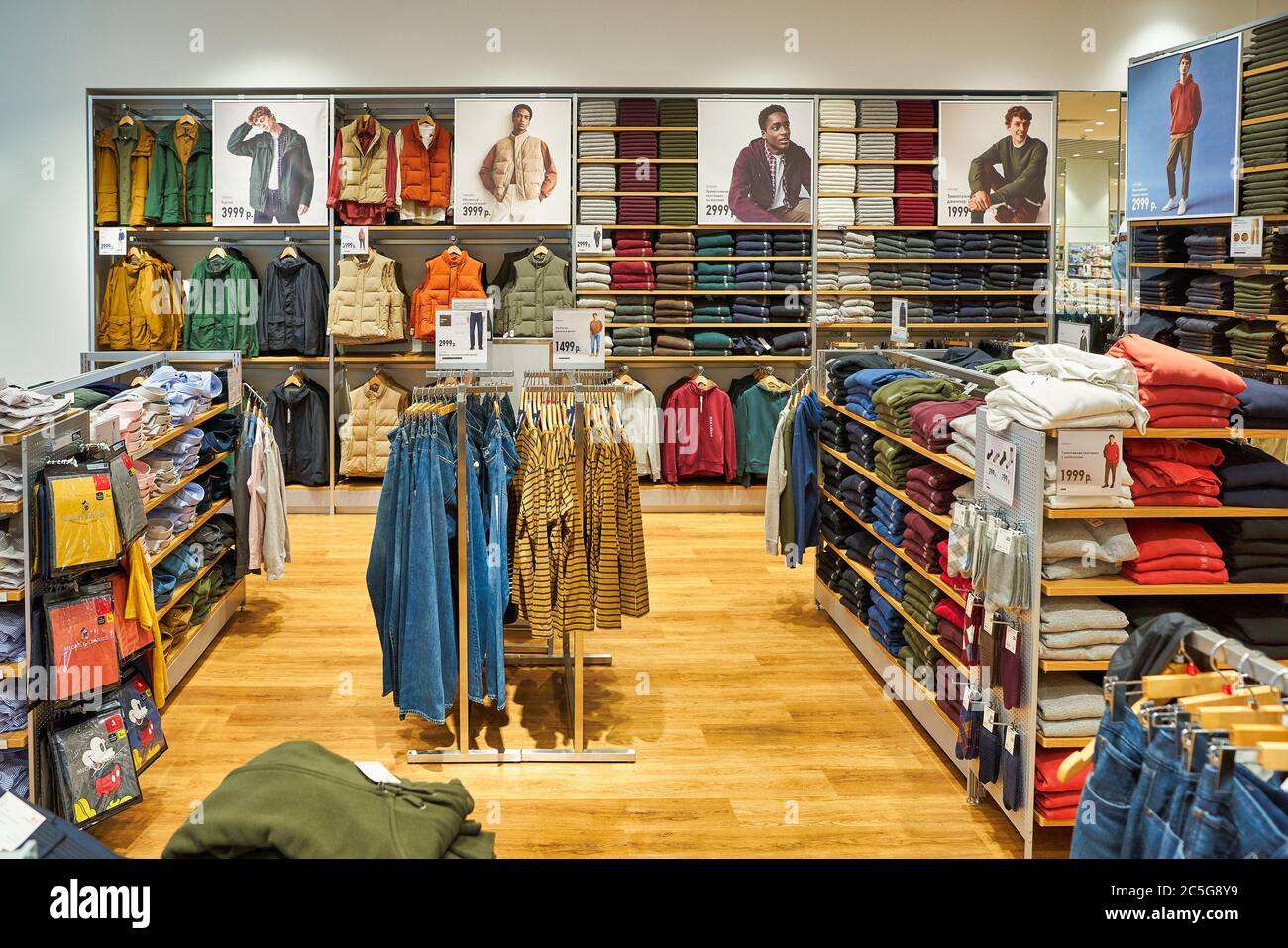 Uniqlo store shelves hi-res stock photography and images - Alamy