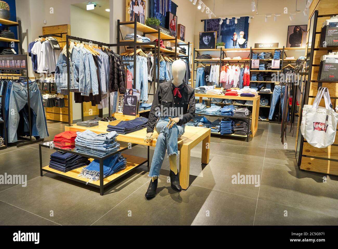 Levi's jeans shop hi-res stock photography and images - Page 4 - Alamy