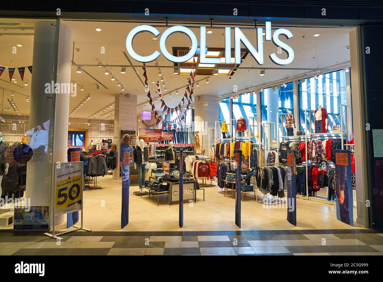MOSCOW, RUSSIA - SEPTEMBER 14, 2019: entrance to Colin's store at Salaris shopping mall in Moscow. Stock Photo