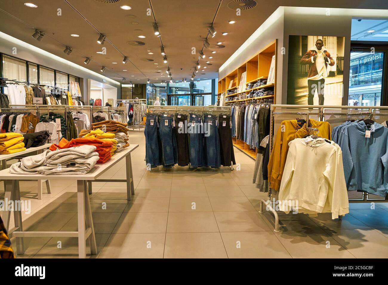 H&m retail clothing store hi-res stock photography and images - Page 17 -  Alamy