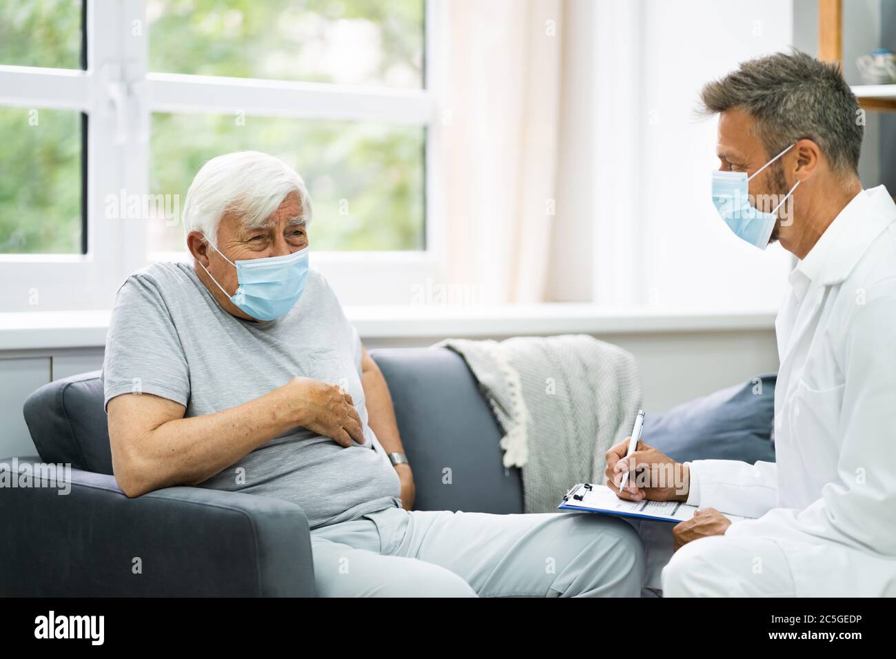 Patient doctor talking hi-res stock photography and images - Alamy